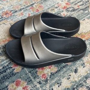 Oofos OOahh Luxe Metallic Recovery Slide Sandals Womens 9